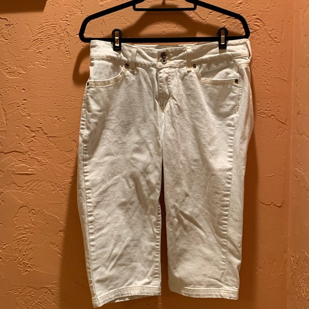 Levi’s capris white w yellow stitching women’s size 14